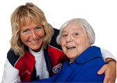 Foto: Eine Rotkreuz Mitarbeiterin legt ihrem Arm um eine ältere Dame. Beide blicken Freude strahlend in die Kamera. Dieses Foto ist gleichzeitig ein Link und führt Sie zu der Unterseite: Angebote.